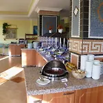 Kervan Готель